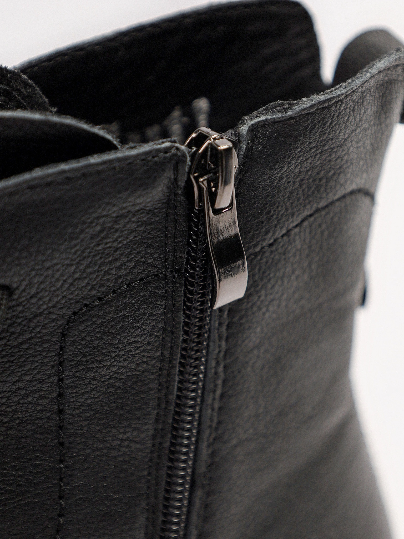 Ботинки-дерби черного цвета на рельефной подошве